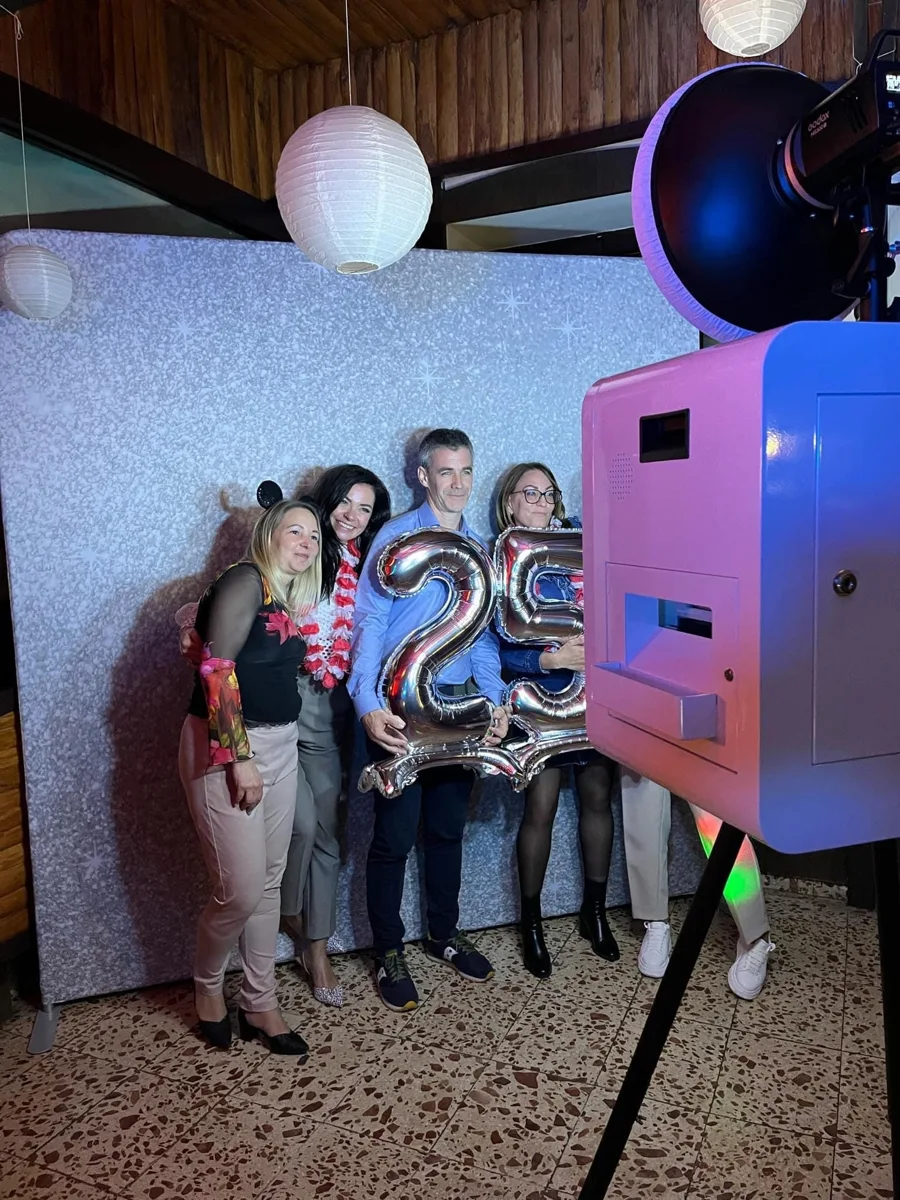 Vendégek a Mili Memories szelfigépnél egy rendezvényen